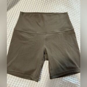 Lululemon Wunder Train Bike Shorts - Like New